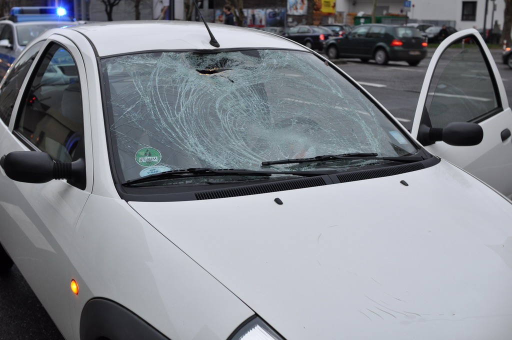 VU PKW gegen Rad Koeln Turinerstr P15.JPG